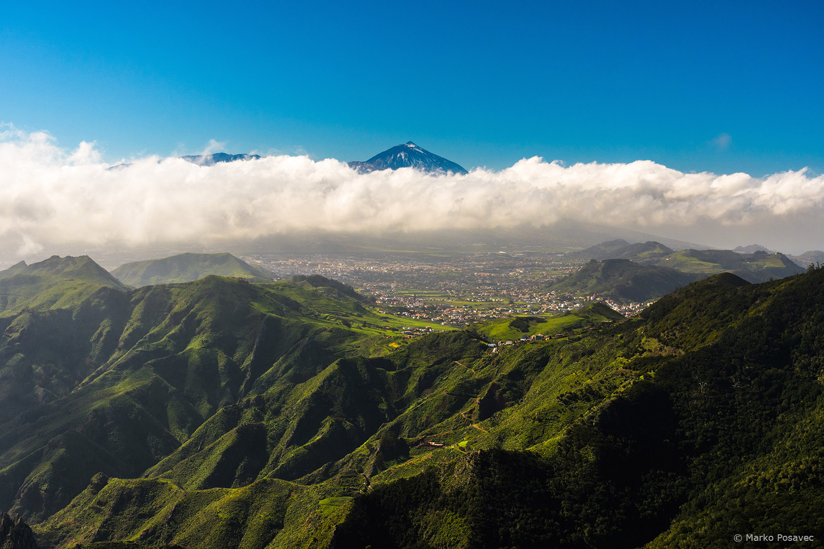 Fotografija sjevernog dijela otoka Tenerife s vulkanom Teide na horizontu
