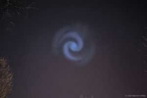 Plava spirala na nebu