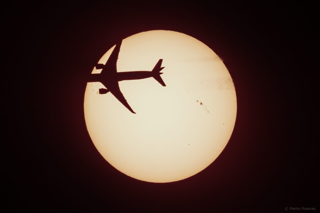 Pjege velike i male: Prelet Boeinga 777 preko Sunca