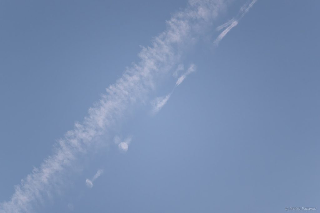 Hibridni kondenzacijski trag kojem jedan dio nalikuje na male oblačiće, a drugi na isprekidane cijevi