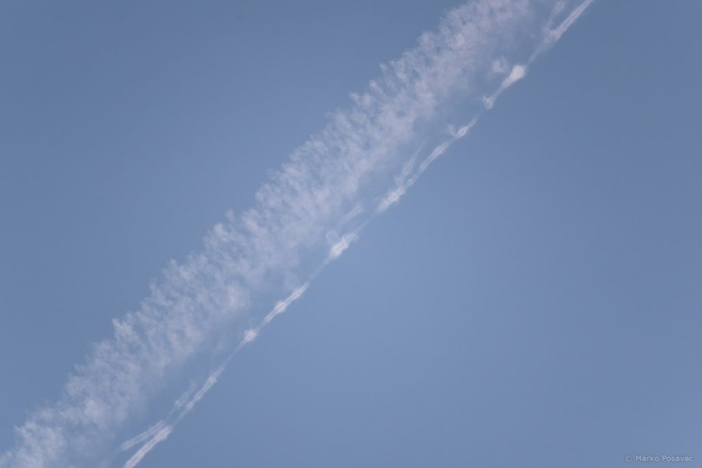 Trag aviona s "oblačastim" dijelom i dvjema tanjim vrpcama s desne strane