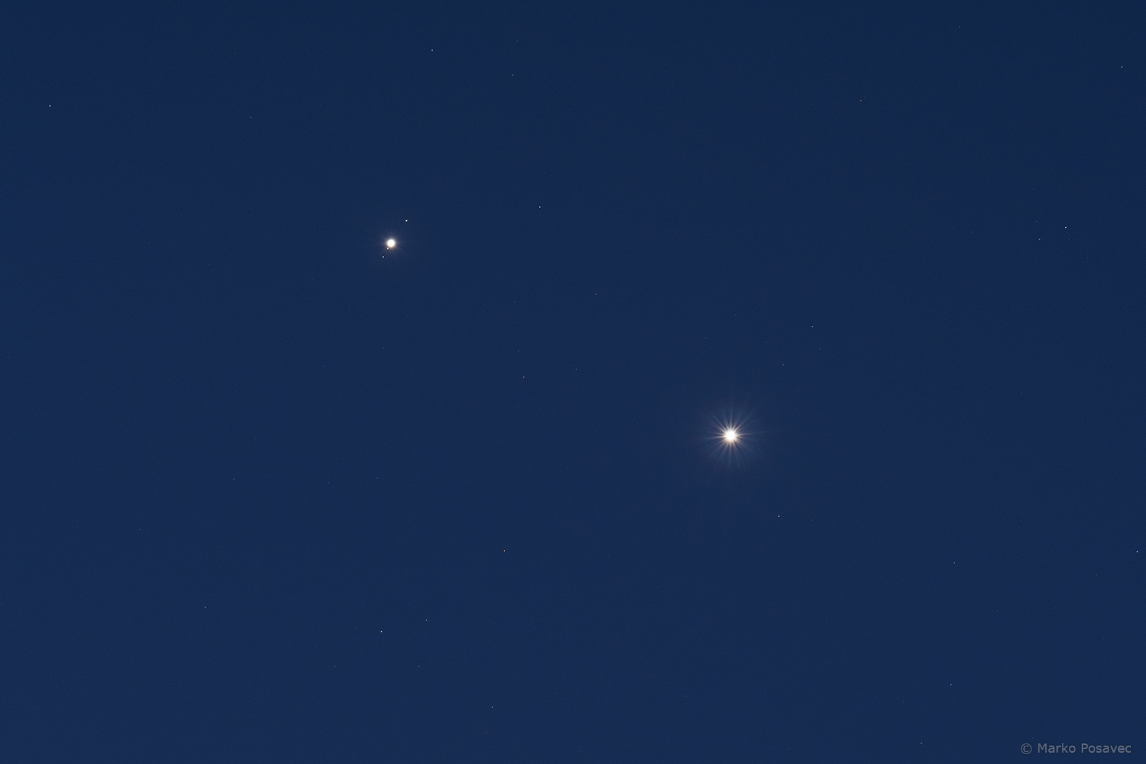 Konjunkcija Jupitera i Venere snimljena teleobjektivom, oko Jupitera se vide tri njegova satelita, a Venera je vrlo sjajna