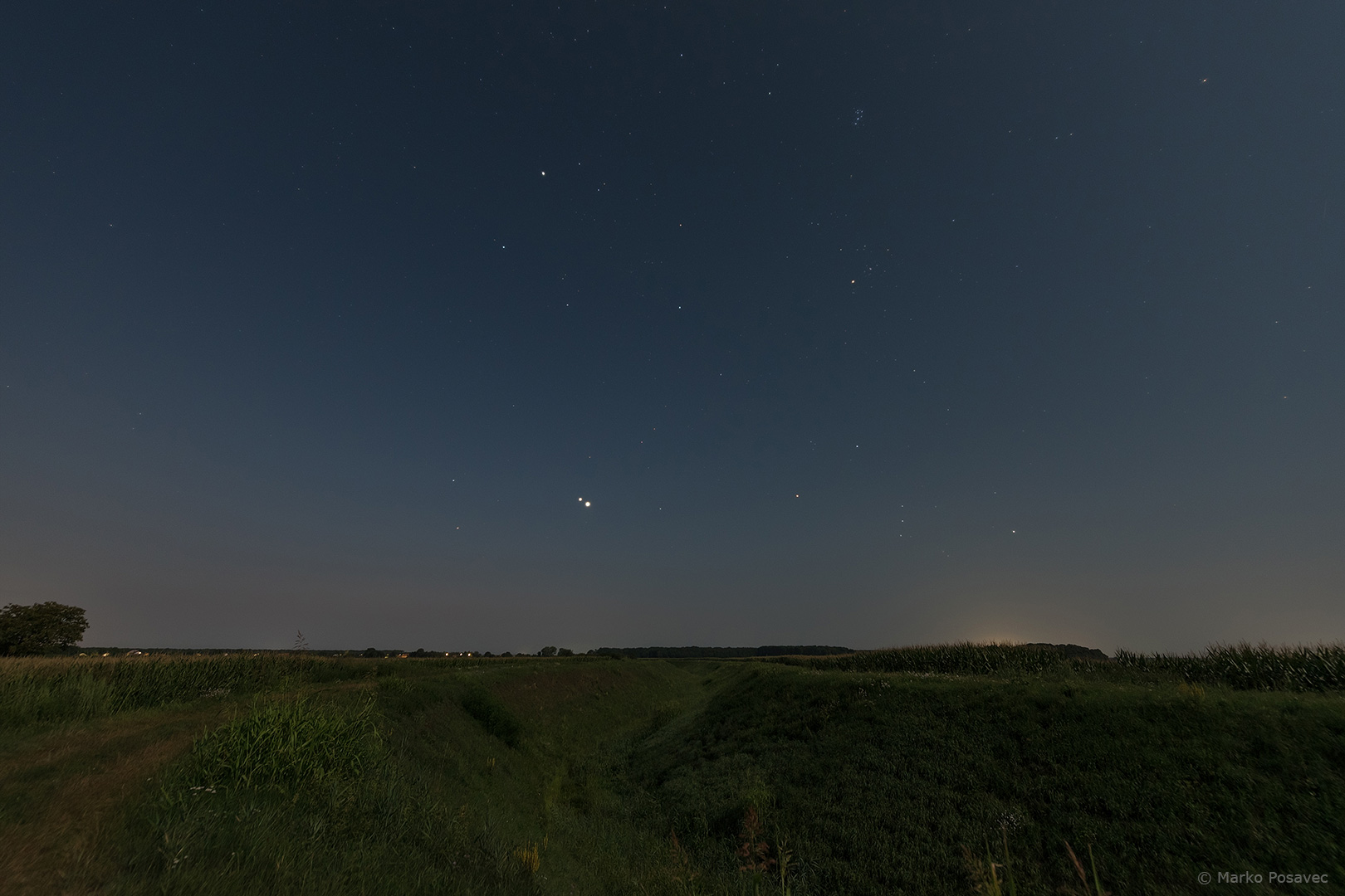 Venera i Jupiter kao bliske sjajne točke na noćnom nebu, oko njih su zimska zviježđa Oriona, Bika, Kočijaša i Blizanaca