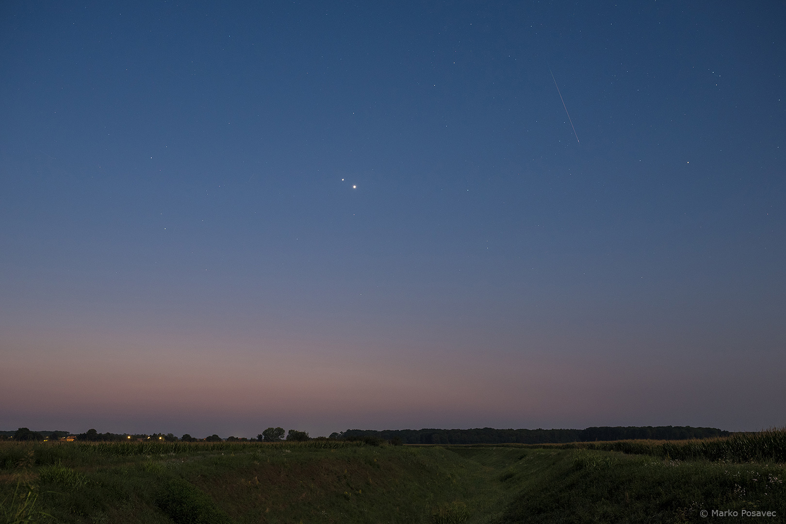Venera i Jupiter na nebu koje se dani, desno od njih blijedi je meteor Perzeid