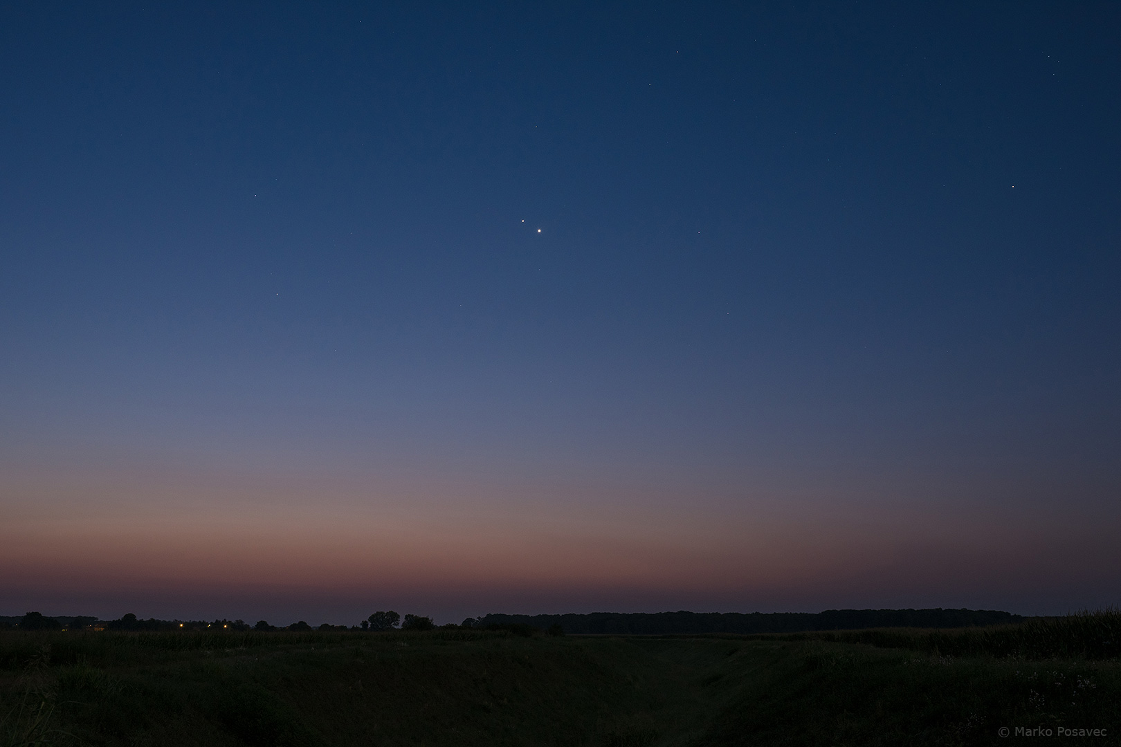 Venera i Jupiter na nebu koje poprima boje nadolazećeg svitanja