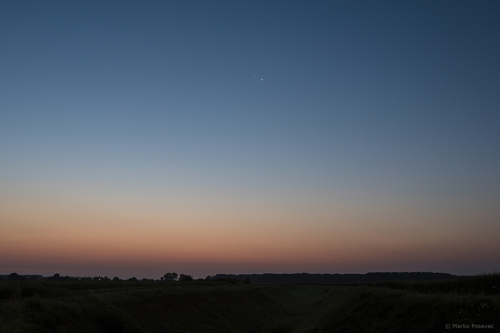 Venera i Jupiter kao dvije sjajne točkice na nebu pred svitanje