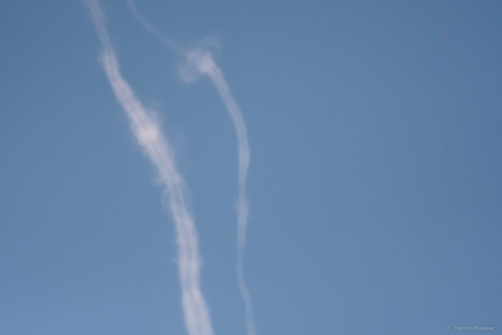 Bijele vrpce u kondenzacijskom tragu s malim vrtlozima