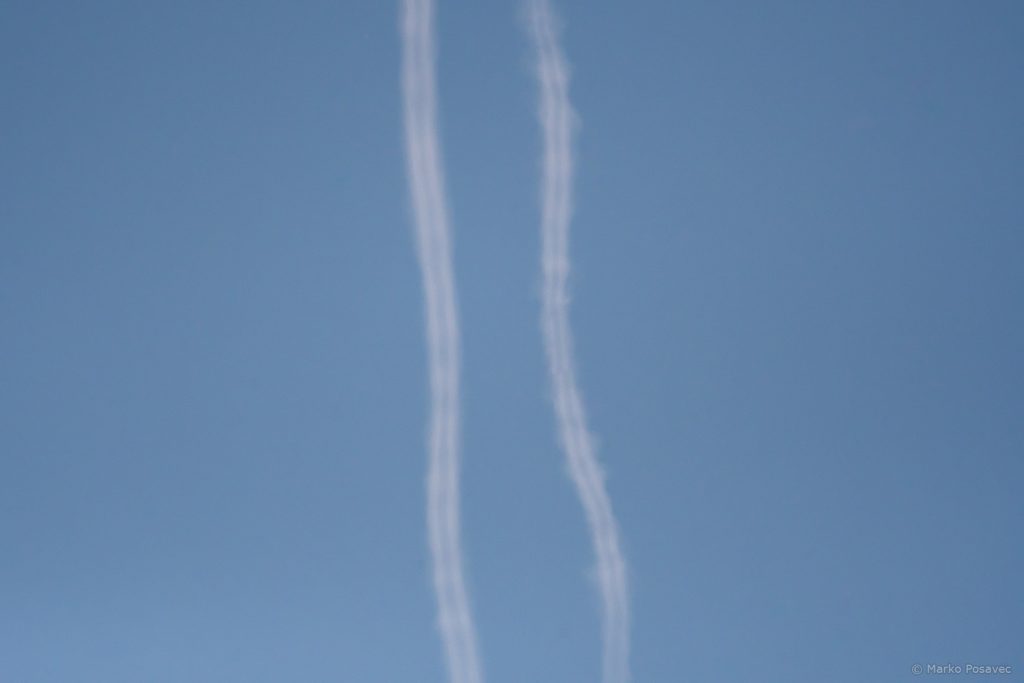 Dvije uske trake kondenzacije u brazdi iza zrakoplova