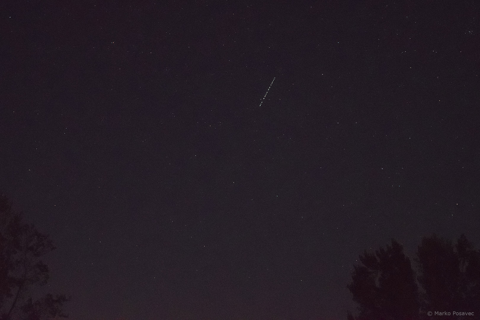 Niz sitnih točkica poredanih u ravnoj liniji na zvjezdanom nebu