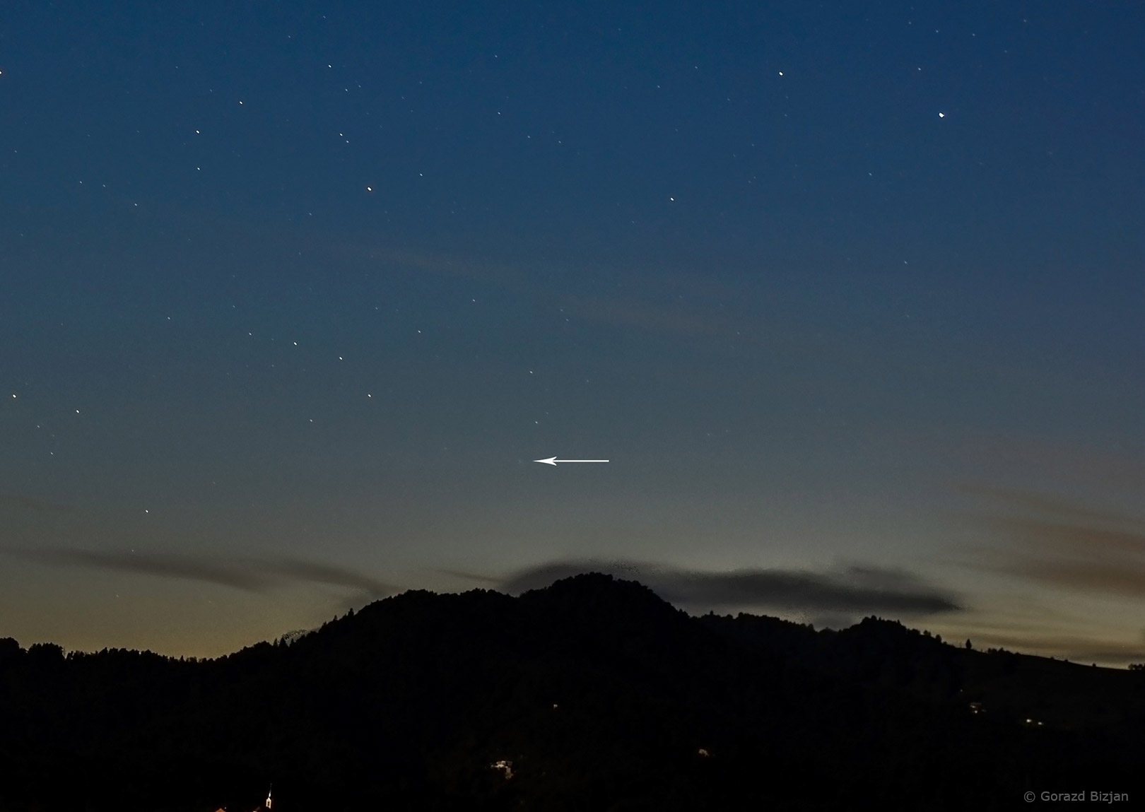 Komet SWAN u obliku male blijede mrljice nisko nad horizontom