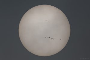 Sunce s vidljivim skupinama tamnih Sunčevih pjega