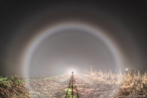 Maglena duga na farovima automobila