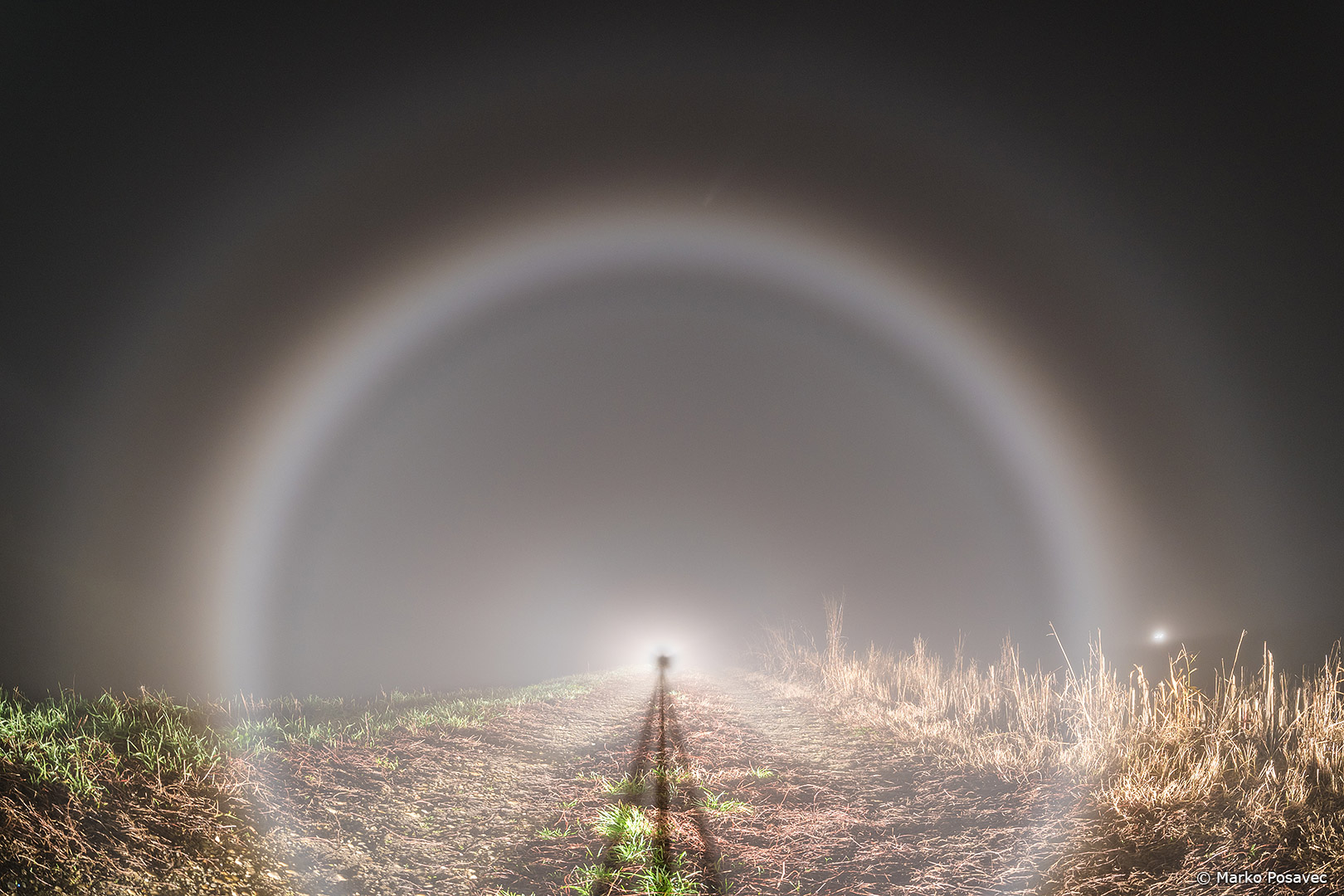 Maglena duga na farovima automobila