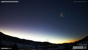 Okrugli magličasti predmet na sumračnom nebu