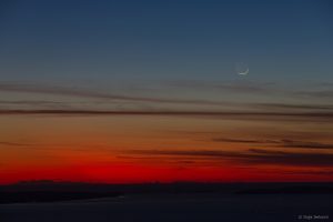 Mjesec i Venera nisko na nebu zažarenom bojama sumraka