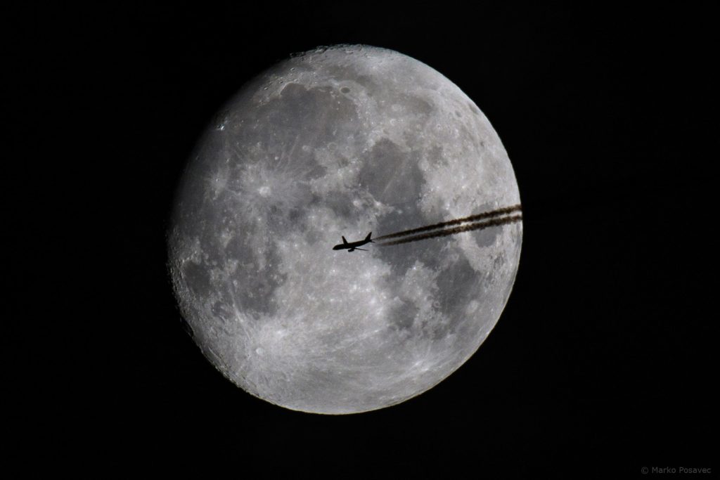 Airbus A320 i Mjesec