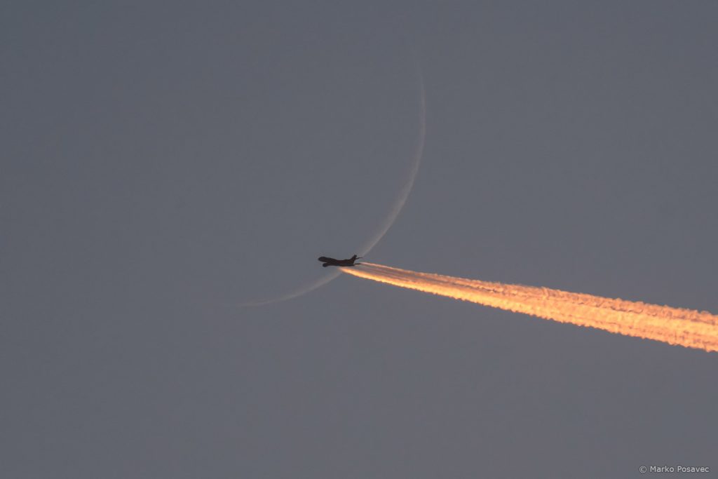 Daleki Airbus A380 prelazi preko tankog Mjesečevog srpa