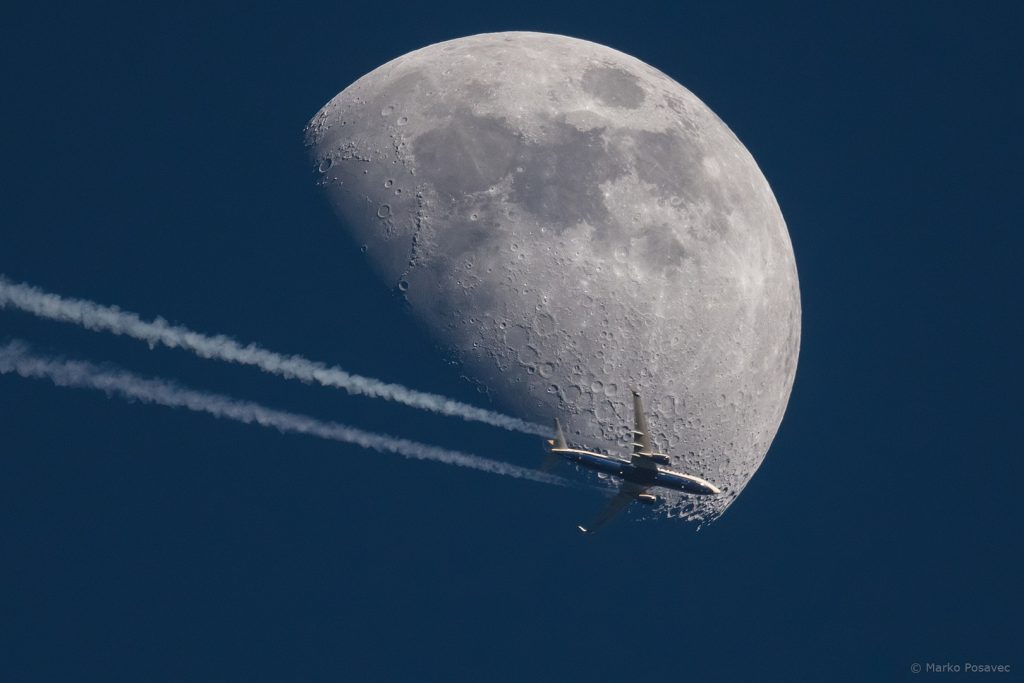 Boeing 737 kompanije Ryanair prelazi preko Mjeseca koji je upravo prošao prvu četvrt