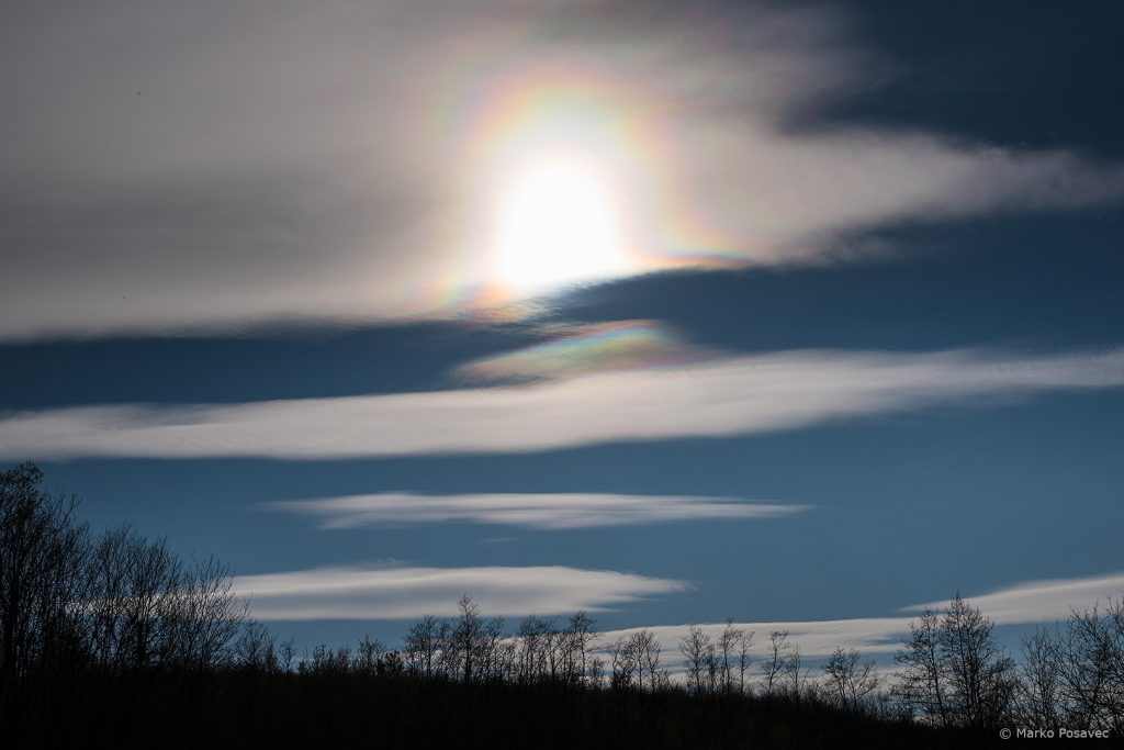 Visoki oblaci sa šarenim dijelovima oko Sunca