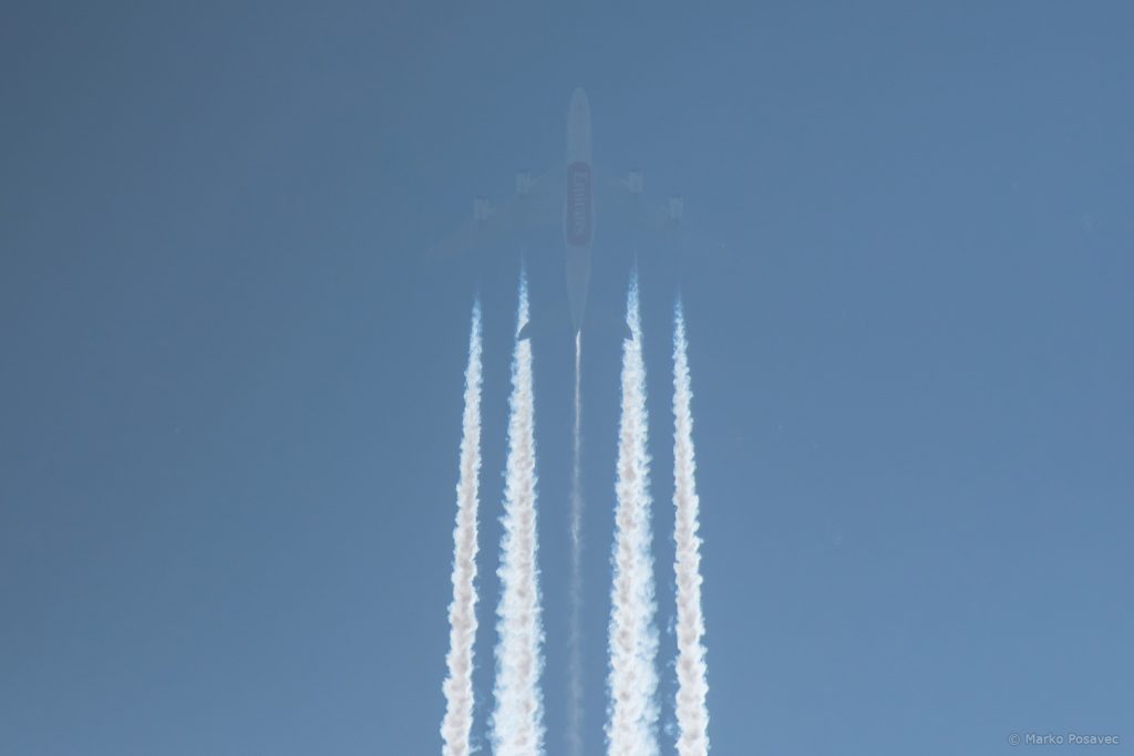 Treći (ili peti) kondenzacijski trag – voda curi iz aviona