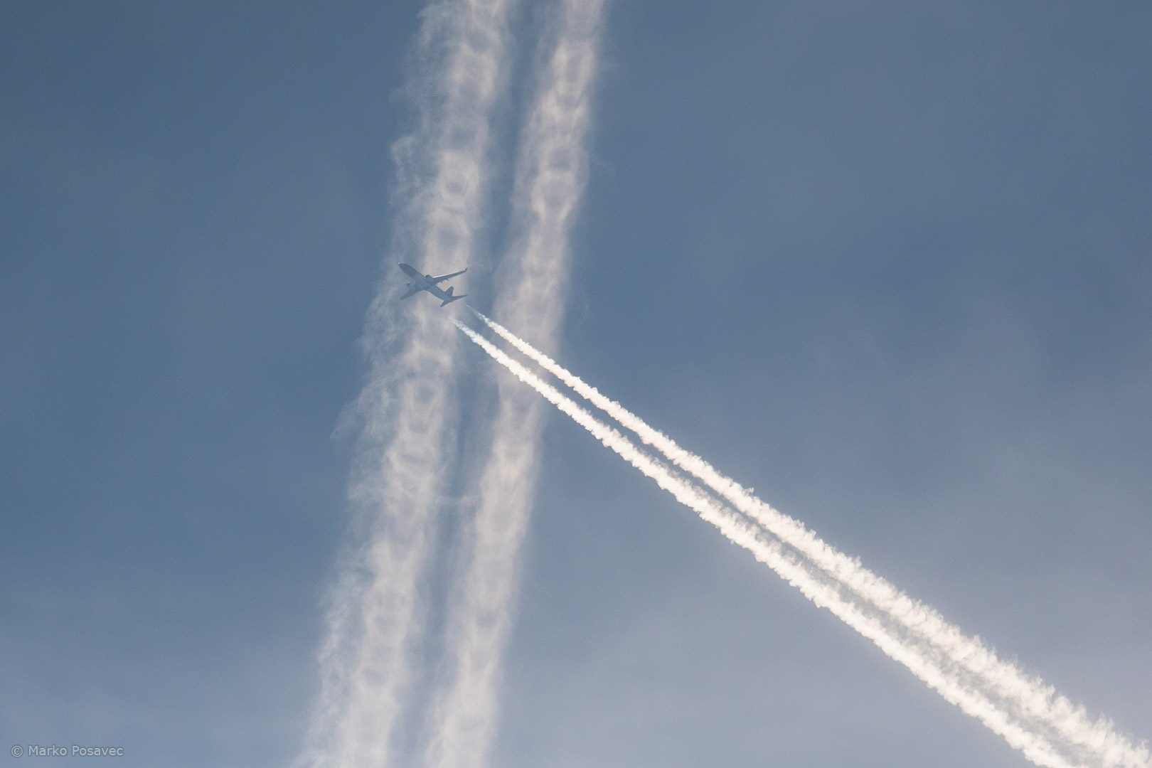 Mali Boeing 737 prolazi ispod kondenzacijskih tragova aviona koji je prošao maloprije