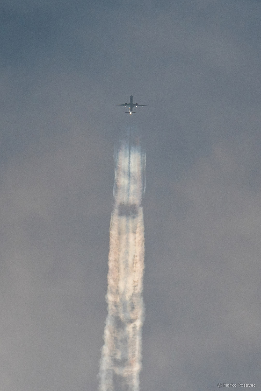 Avion u preletu s tragom koji je kombinacija običnog i aerodinamičkog