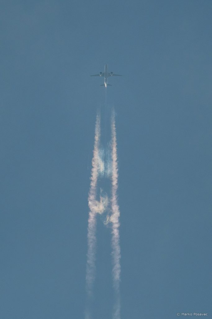 Avion u preletu s tragom koji je kombinacija običnog i aerodinamičkog