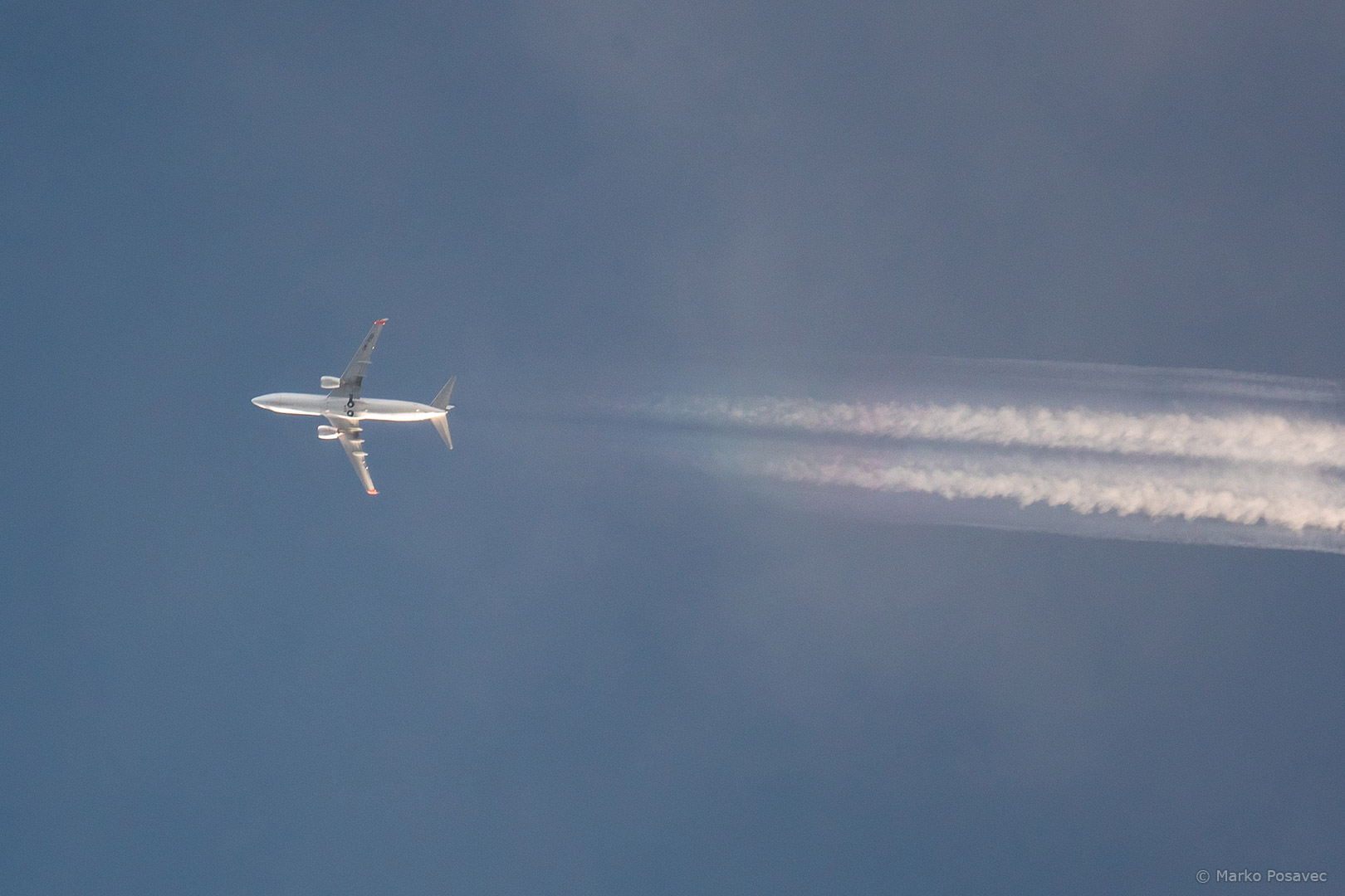 Boeing 737 u preletu s kondenzacijskim tragovima koji pokazuju slabašnu irizaciju