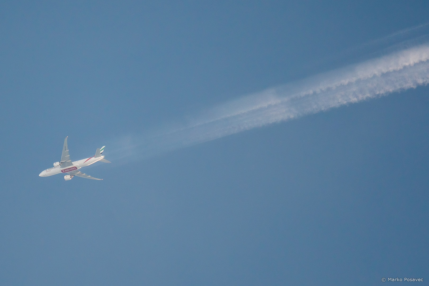 Boeing 777 s blijedim i tankim aerodinamičkim tragom