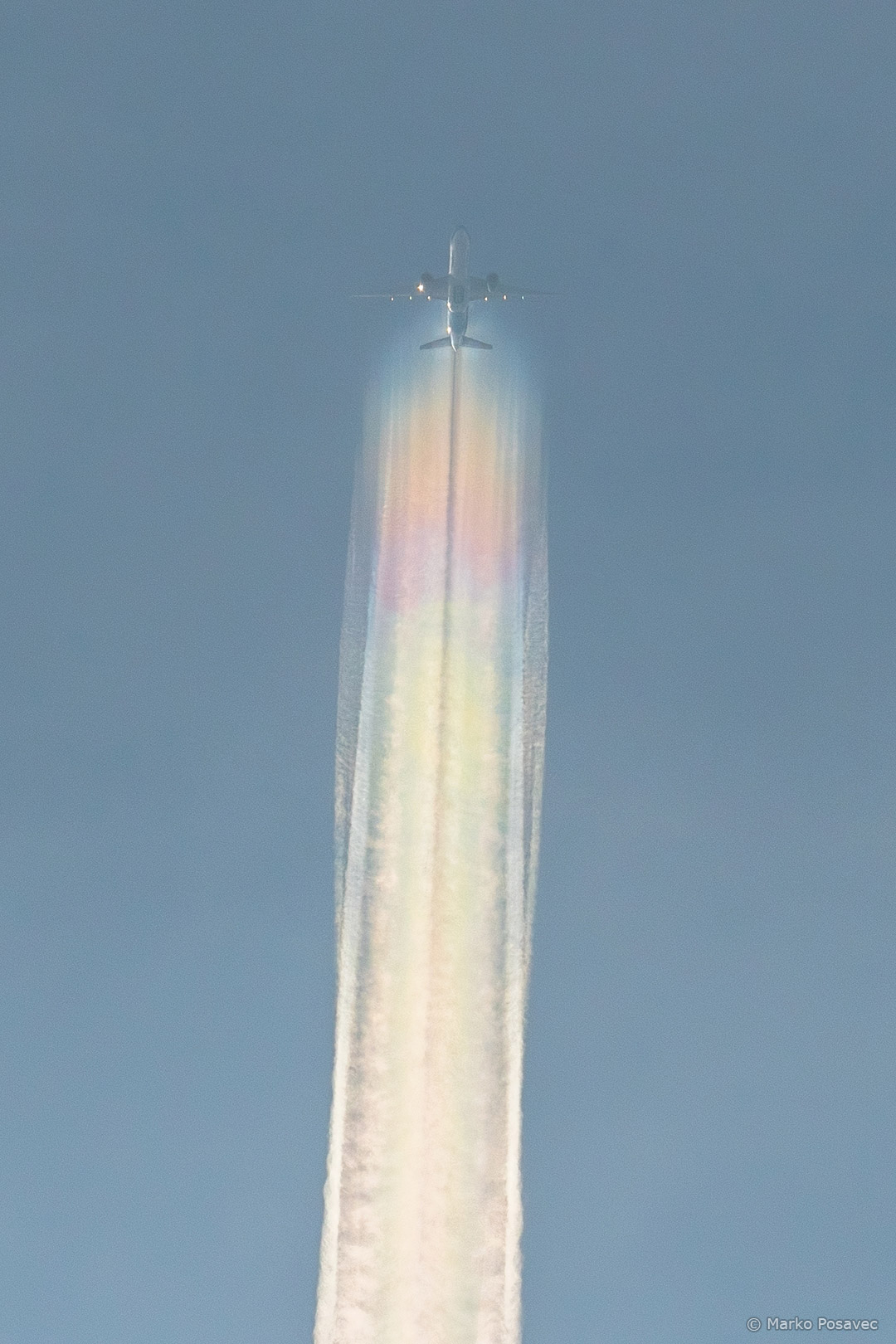 Avion u dolasku sa širokim tragom u jasno izraženim duginim bojama