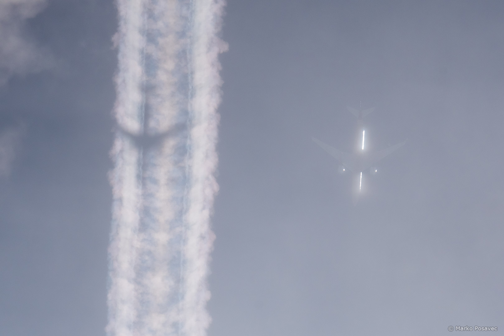 A350 sjaji na Suncu i baca tamnu sjenu na svježi kondenzacijski trag lijevo dolje od sebe