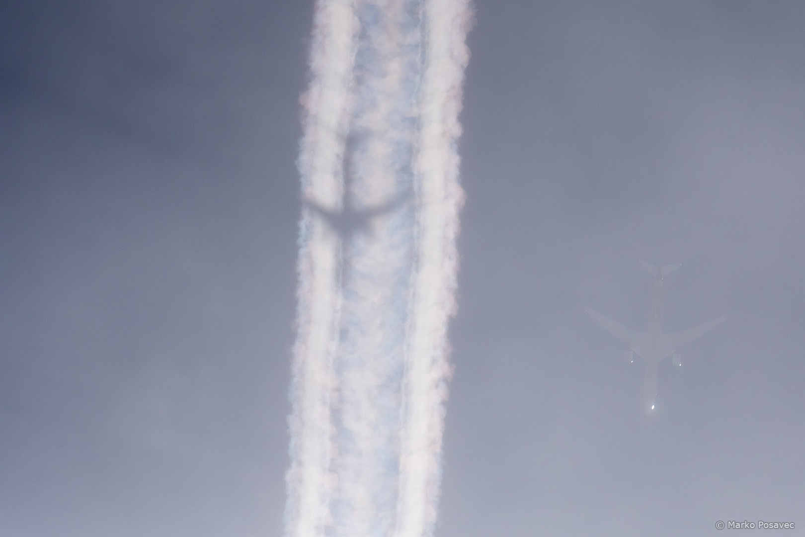 Airbus A350 i njegova sjena projicirana na kondenzacijski trag